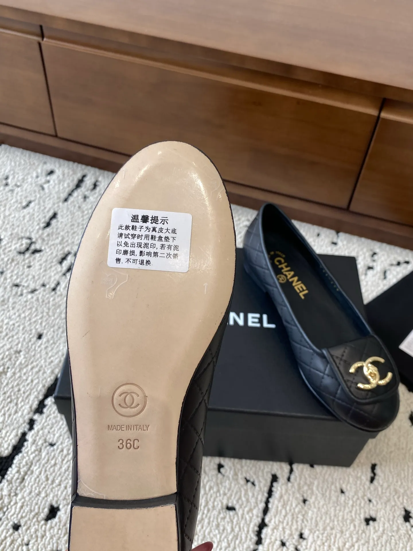 👟👟Ex-factory price 580👟👟 🍀CHANEL2025 new autumn and winter style, Mary Jane leather Chanel Xiaoxiang C home flat shoes Comfortable Mary Jane shoes Catwalk haute couture customization, simple yet sweet and playful Solid color fabric is refreshing and easy to wear Buckle design shoes are more heeling Upper: Customized sheepskin Inner foot pad: sheepskin Sole: Italian genuine leather sole Code number: 35-40 (40 customized items are non-refundable) 👉 👉